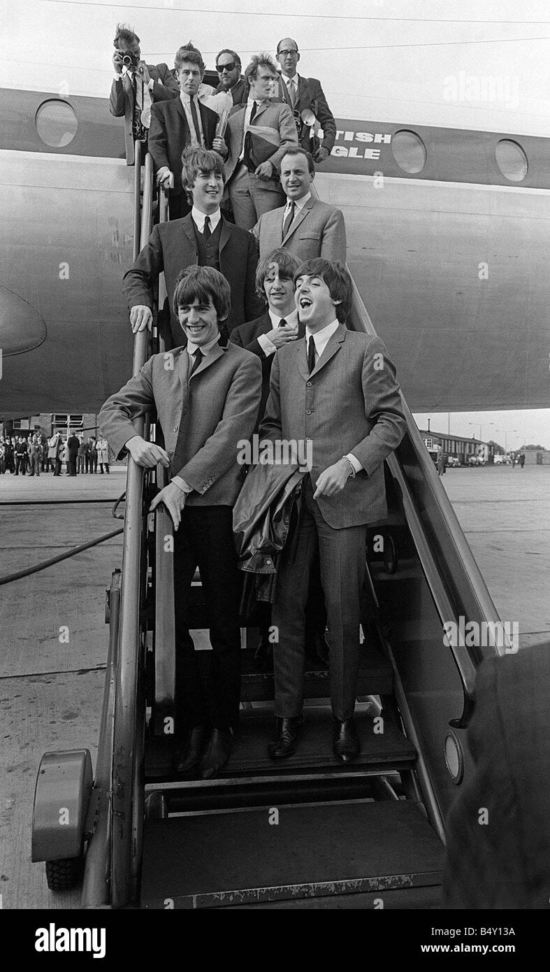 Gruppo pop The Beatles Luglio 1964 John Lennon Paul McCartney George Harrison Ringo Starr dei Beatles in Liverpool arrivano all'Aeroporto di Liverpool per la premiere del nord di una giornata intensa di notte Foto Stock