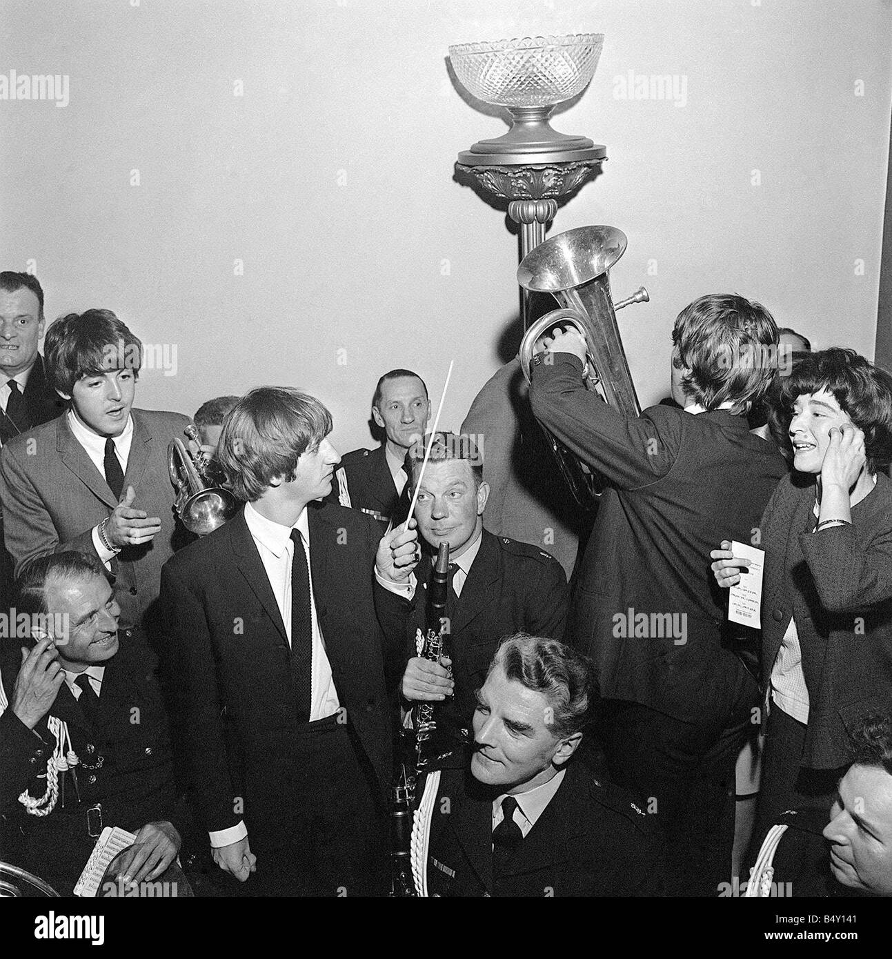 Gruppo pop The Beatles Luglio 1964 John Lennon Paul McCartney George Harrison Ringo Starr dei Beatles a Liverpool per la premiere del nord di una giornata intensa di notte Foto Stock