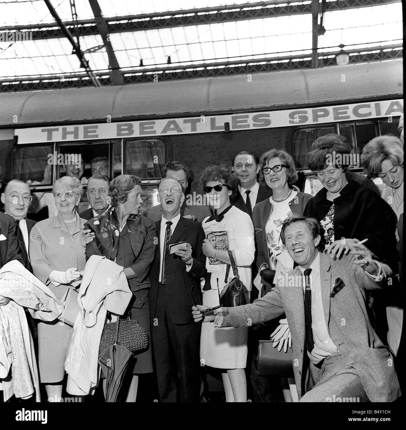 Gruppo pop The Beatles Luglio 1964 Paul McCartney Ringo Starr John Lennon George Harrison Beatles arrivano all'Aeroporto di Liverpool per la premiere del nord di una dura giornata s notte folle di appassionati che sono in attesa di vedere i Beatles Foto Stock