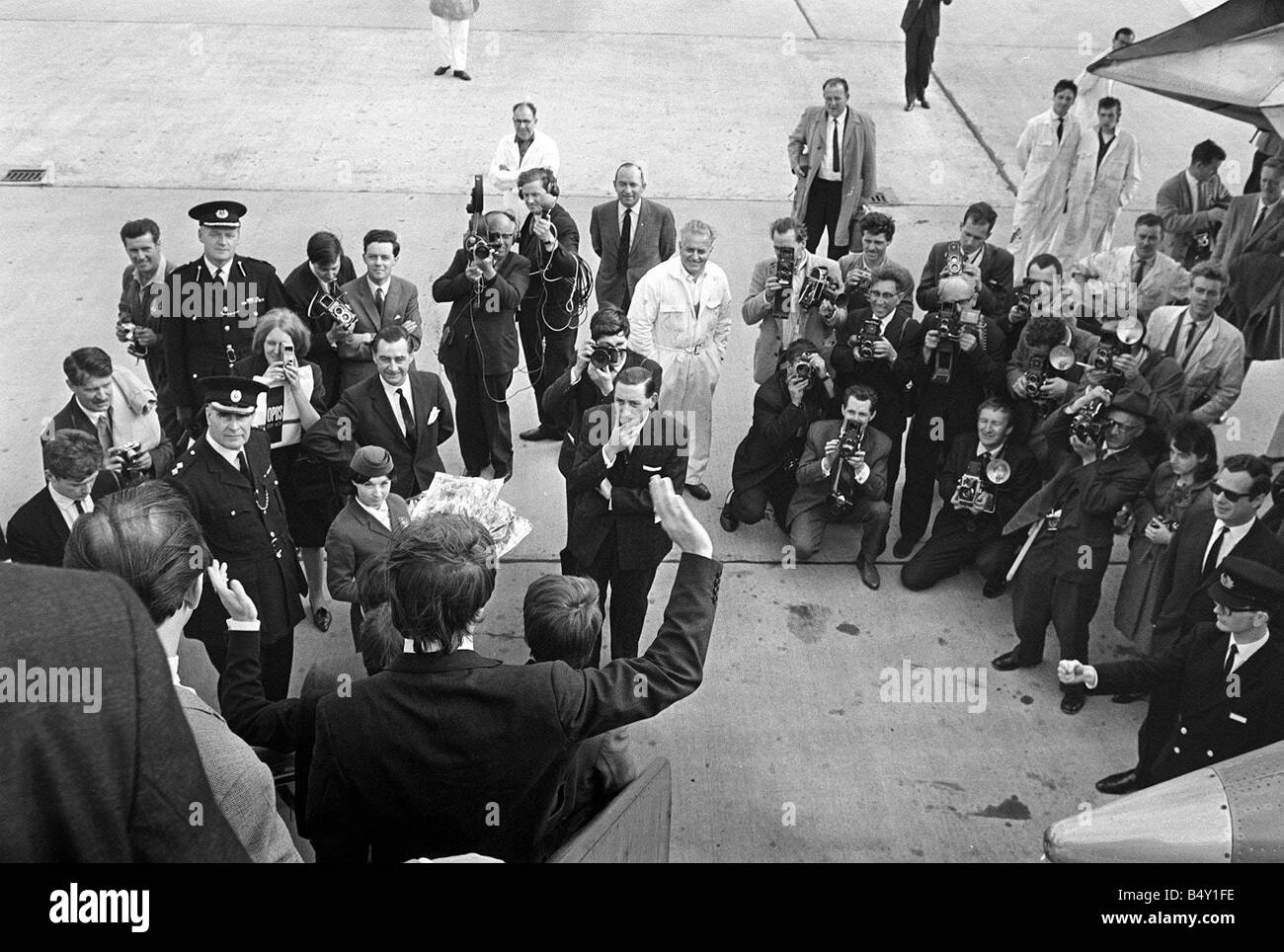 Gruppo pop The Beatles Luglio 1964 John Lennon Paul McCartney Ringo Starr George Harrison Beatles arrivano all'aeroporto di Liverpool Northern Premiere di una giornata intensa di notte Foto Stock
