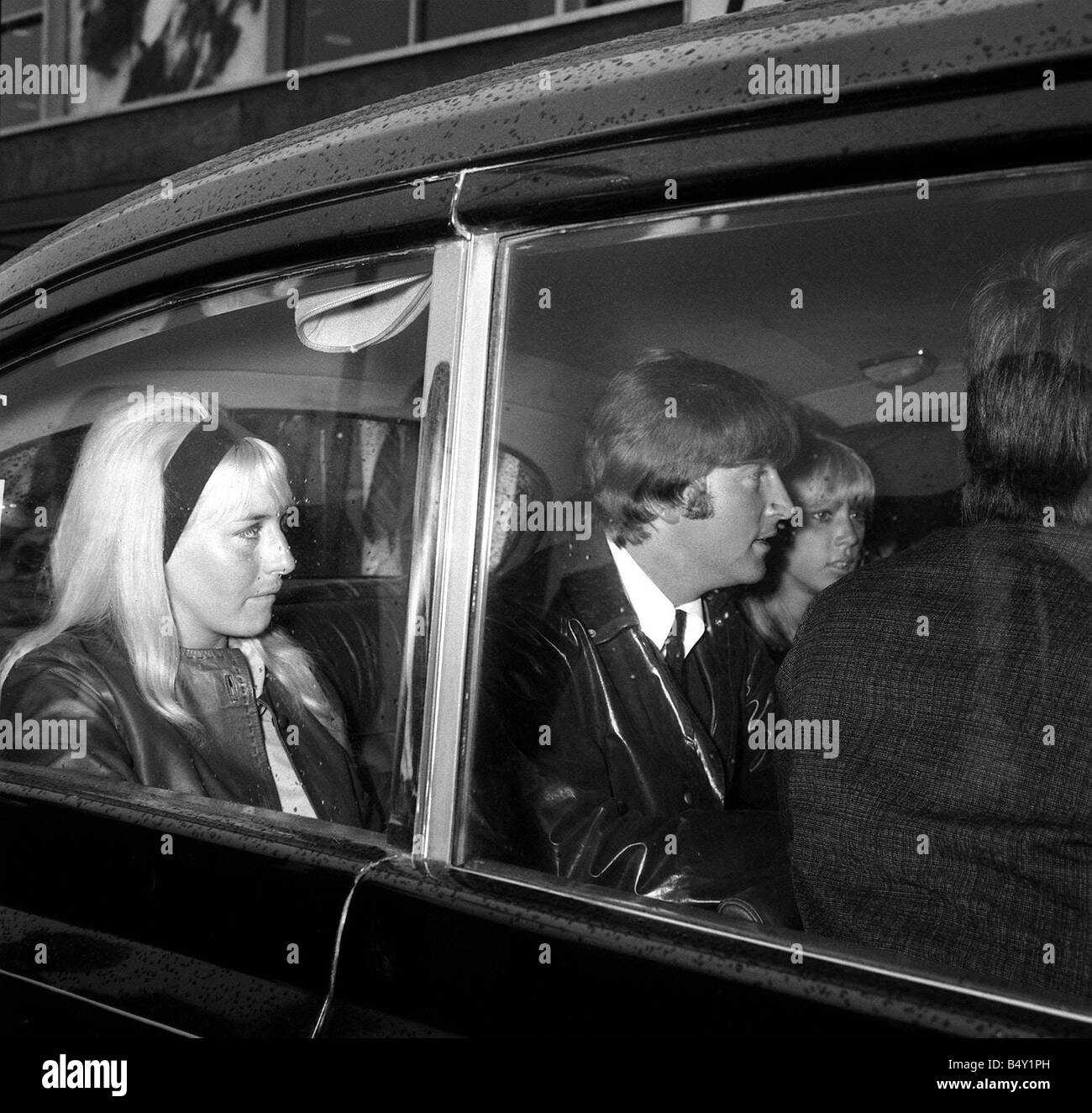 Gruppo pop The Beatles Maggio 1964 John Lennon Paul McCartney Ringo Starr George Harrison due dei Beatles arrivano al ritorno all'Aeroporto di Londra dal loro vacanze George Harrison e fidanzata Patti Boyd John Lennon con la moglie Cynthia Lennon in auto Foto Stock