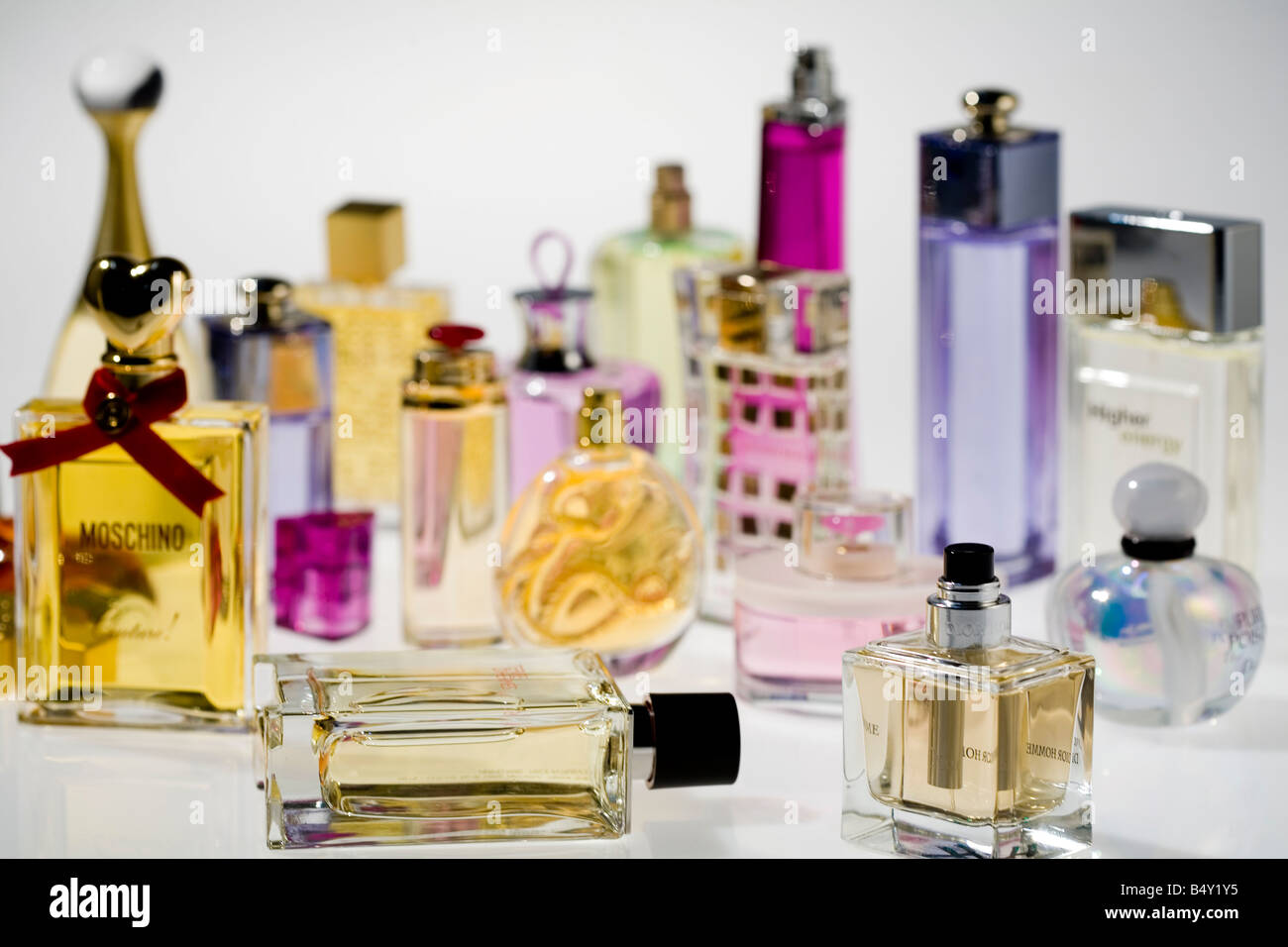 Perfumes immagini e fotografie stock ad alta risoluzione - Alamy