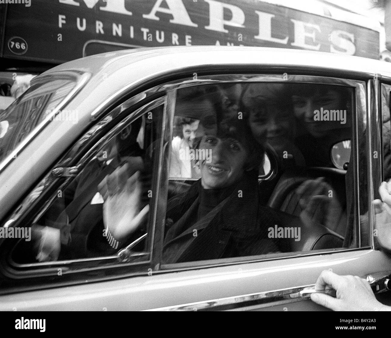 Gruppo pop The Beatles Giugno 1964 Ringo Starr lasciando lo University College Hospital in auto dopo essere stati trattati per infezioni della gola Foto Stock