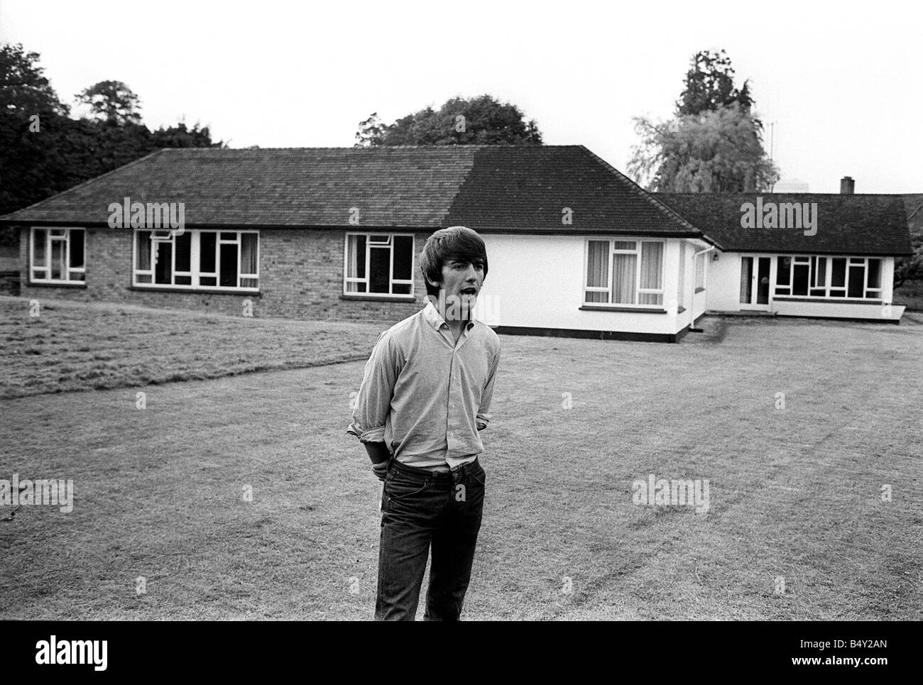 Gruppo pop The Beatles Luglio 1964 George Harrison al suo estere bungalow in Surrey Foto Stock