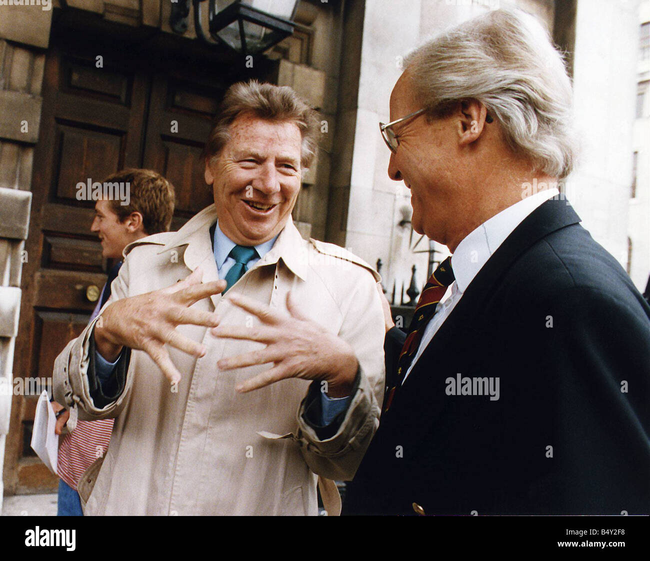 Max Bygraves cantante e intrattenitore colloqui con TV Celebrity Nicholas Parsons a Benny Hill memoriale di servizio Foto Stock