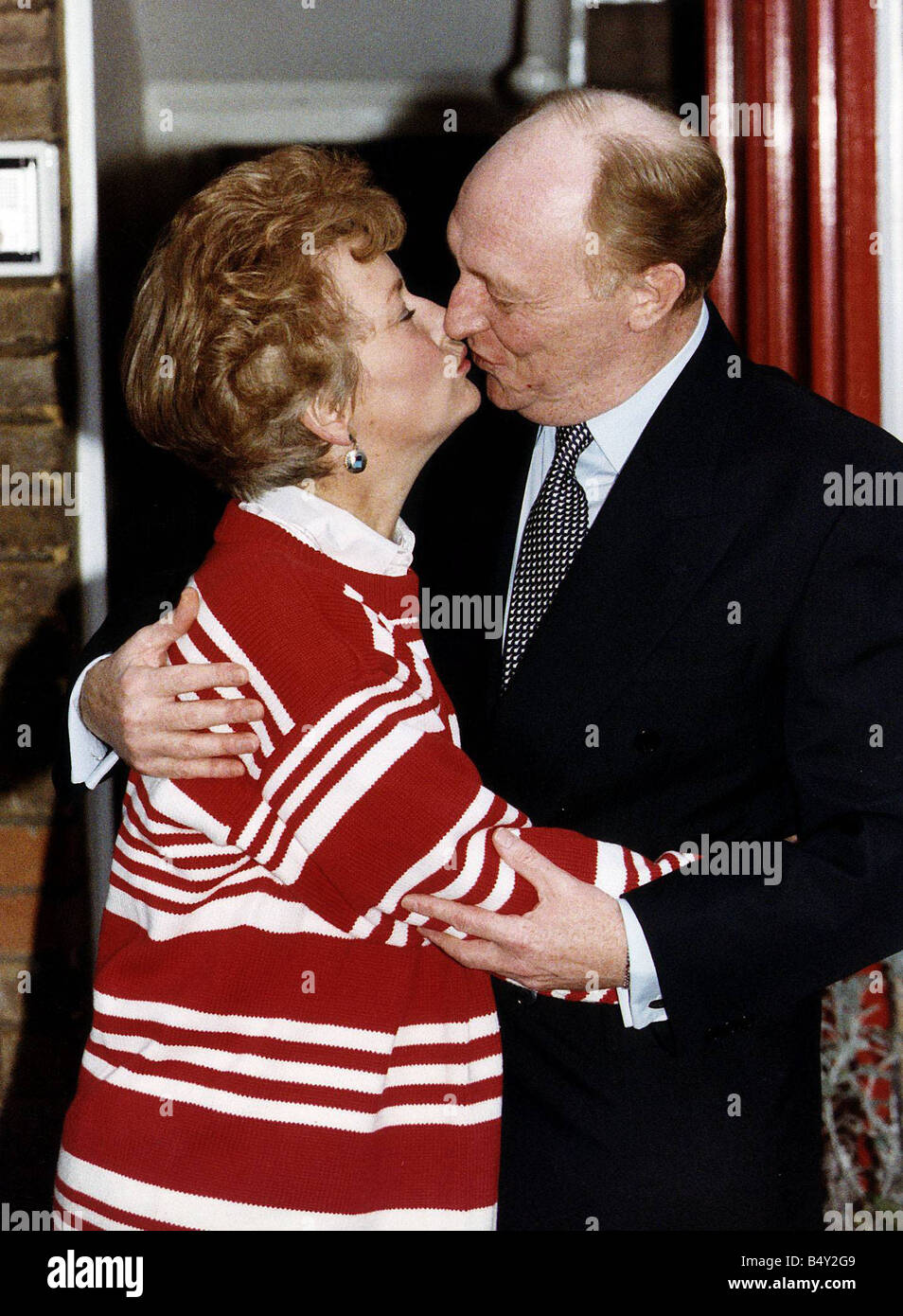 Neil Kinnock MP e moglie Glenys Kinnock MEP kiss in occasione del loro venticinquesimo anniversario di matrimonio Foto Stock