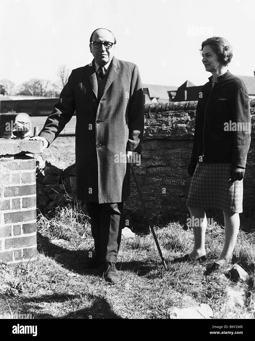 Roy Jenkins MP leader dei socialdemocratici con la moglie a passeggio in East Hendred Berks Foto Stock