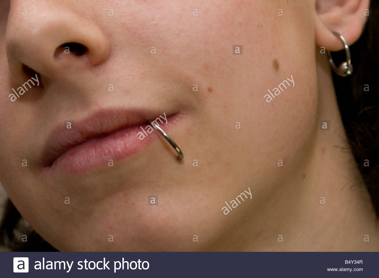 piercing labbro Foto stock - Alamy