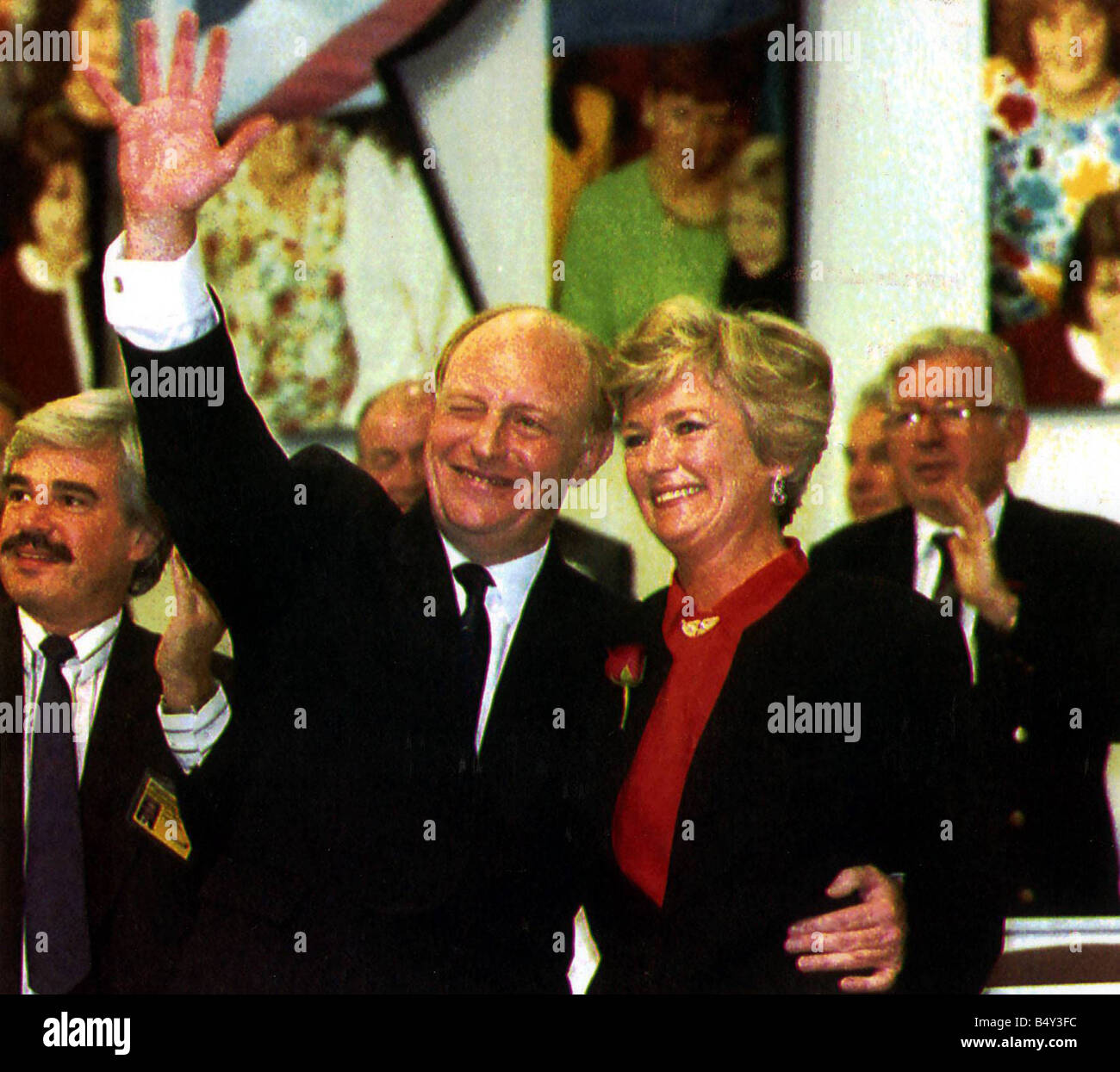 Neil Kinnock MP e sua moglie Glenys onda da podio in occasione del congresso del partito laburista la Foto Stock