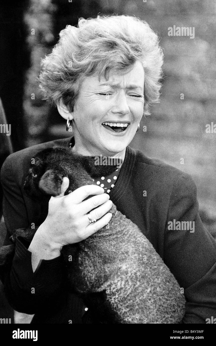 Glenys Kinnock moglie di Neil Kinnock ex MP e leader del partito laburista tenendo un agnello nero Foto Stock