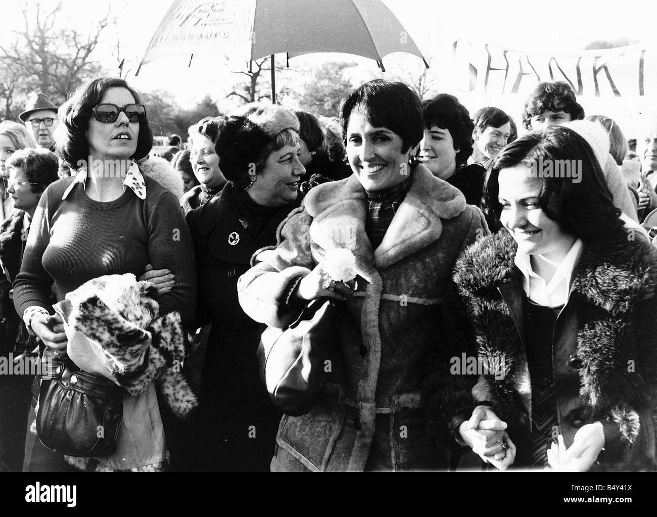 Betty Williams e Joan Baez American Folk cantante famoso per canzoni di protesta contro la guerra del Vietnam unisciti alle donne manifestanti la pace in Irlanda del Nord per le strade di Londra come essi marzo nel 1976 Foto Stock