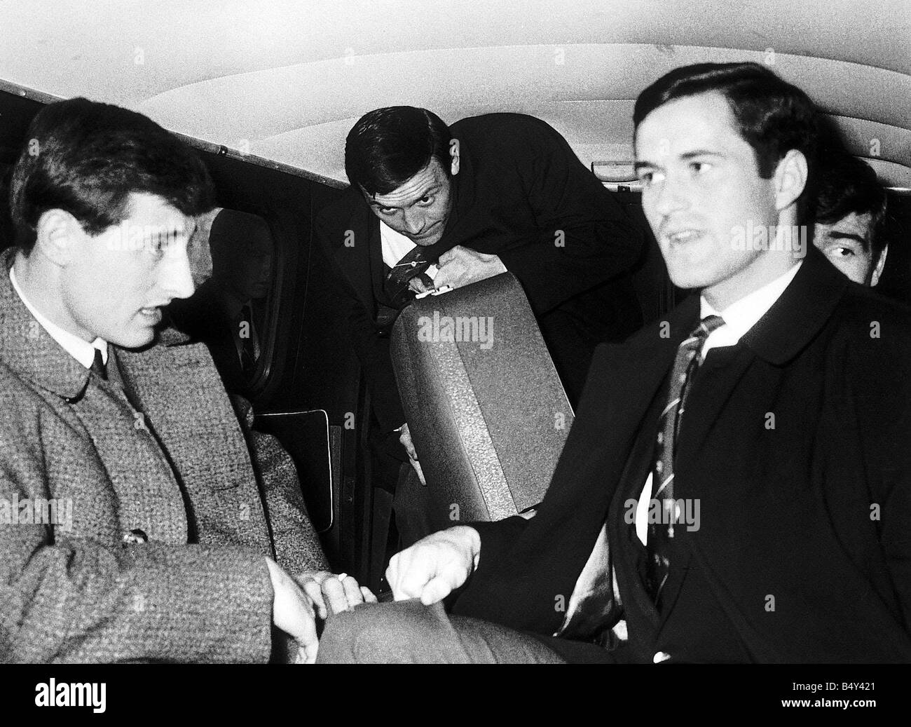 George Graham Barry ponti Bert Murray Chelsea 1965 3 di 8 disciplinata del Chelsea giocatori ottenere su un mini bus alla stazione di Euston e sul loro modo di Stamford Bridge Foto Stock