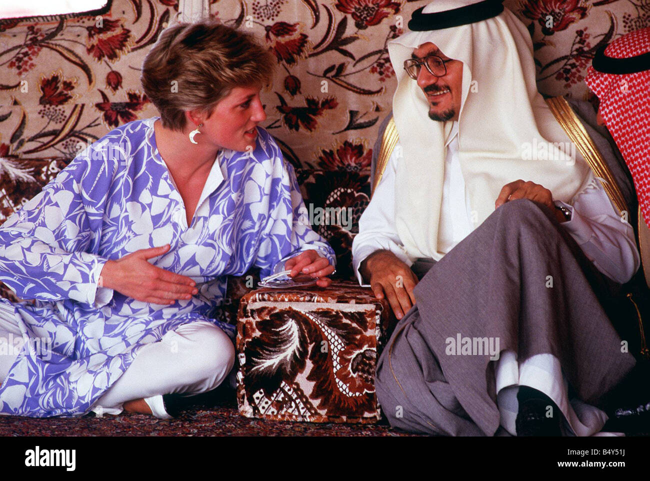 La principessa Diana sul suo tour del medio oriente in un accampamento beduino nella zona thummah in Arabia Saudita Foto Stock