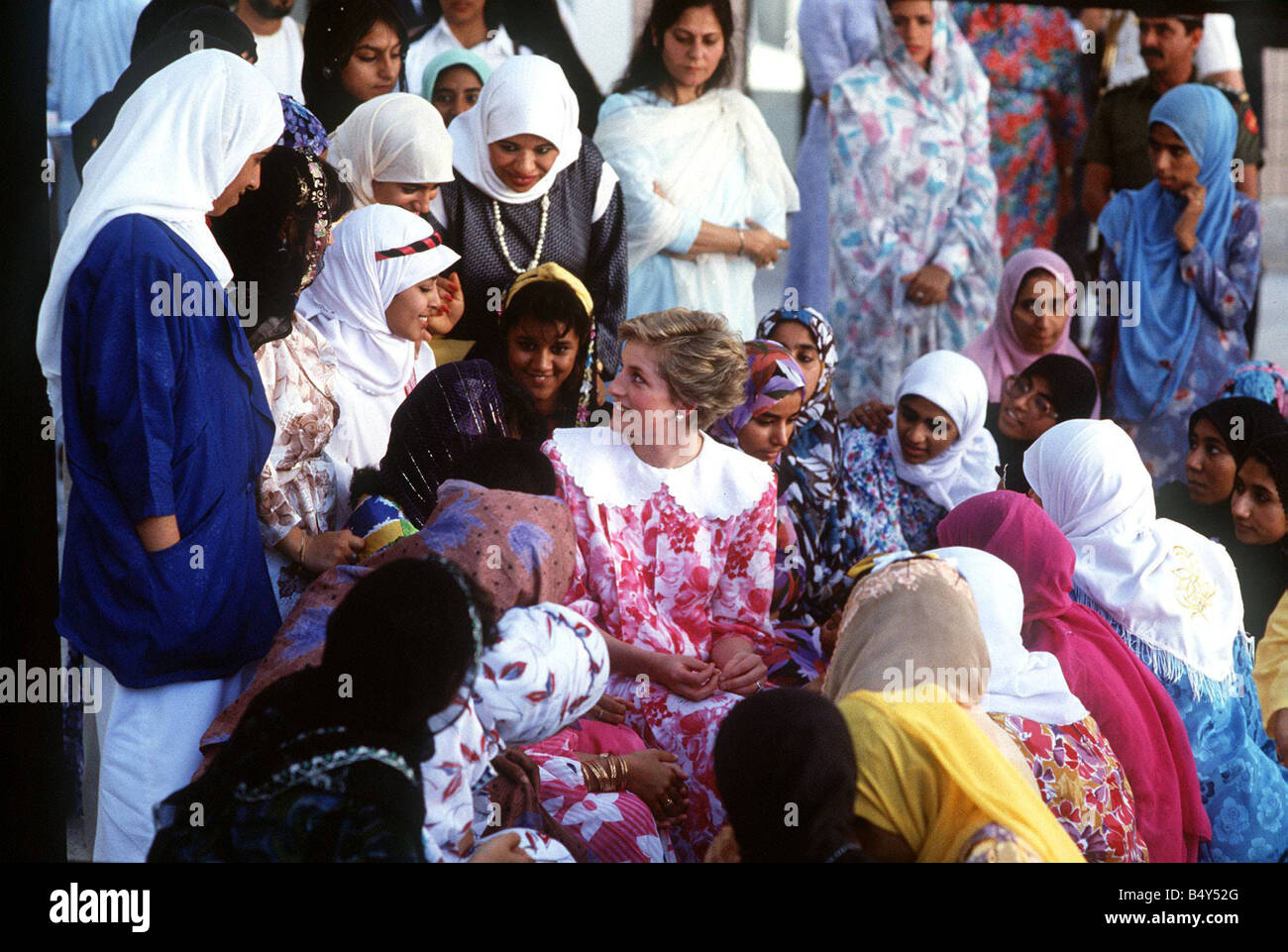 La principessa Diana sul banco del medio oriente con gli studenti al Sultan Qaboos University Oman Foto Stock