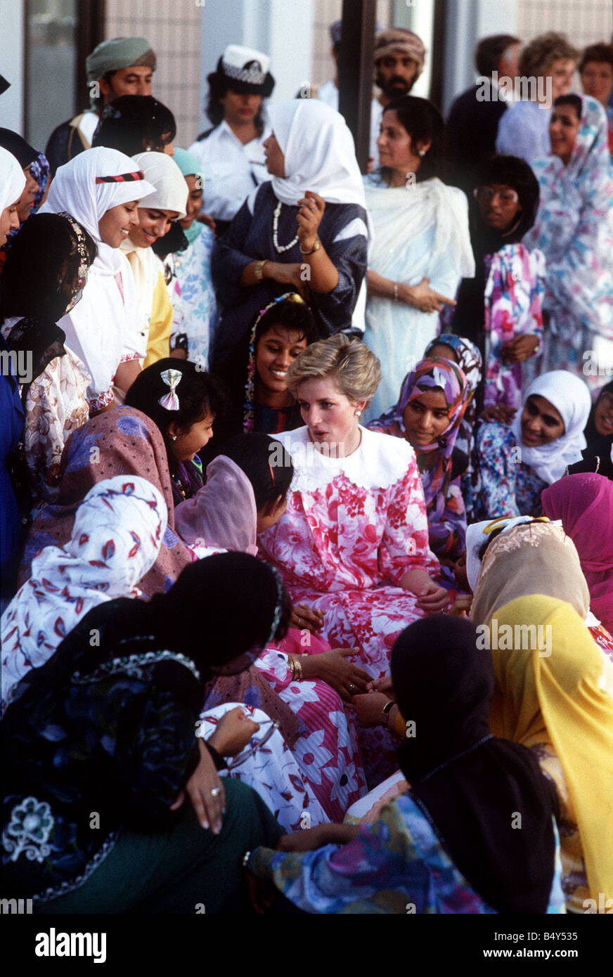 La principessa Diana in tour in medio oriente con gli studenti al Sultan Qaboos University Oman Foto Stock