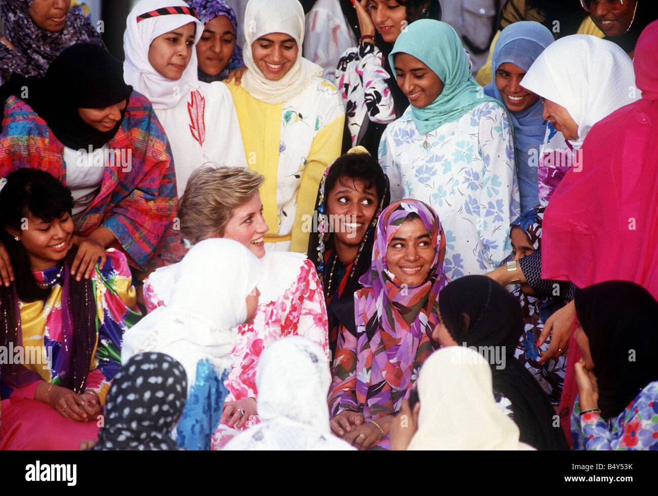 La principessa Diana sul banco del medio oriente con gli studenti di Qaboos University Oman Foto Stock