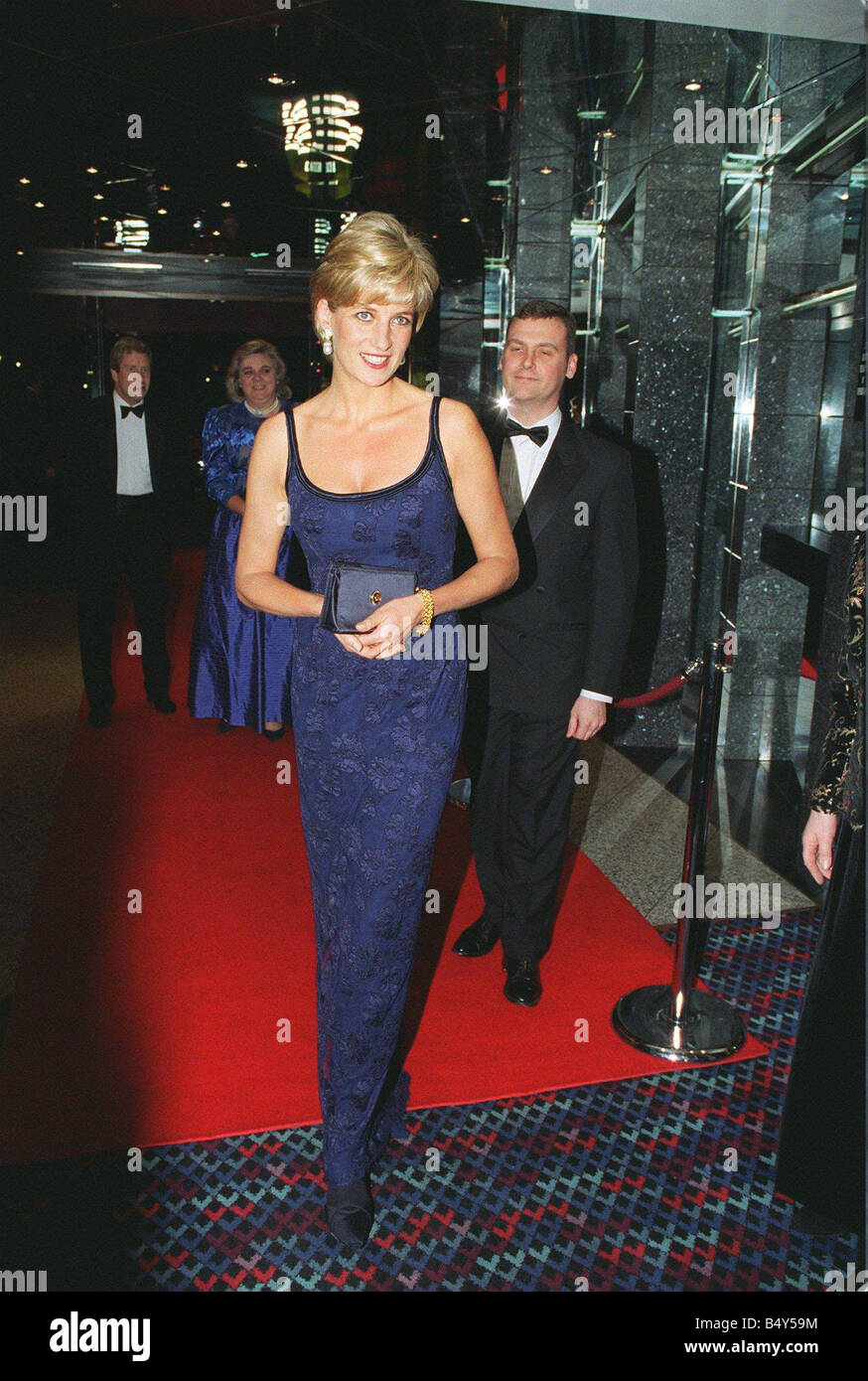 Diana Principessa di Galles arriva per il Royal Gala Premiere prestazioni del Signore Attenborough s film più recenti in amore e in guerra la premiere del film che stelle Sandra Bullock e Chris O Donnell venne in aiuto della Croce Rossa Foto Stock