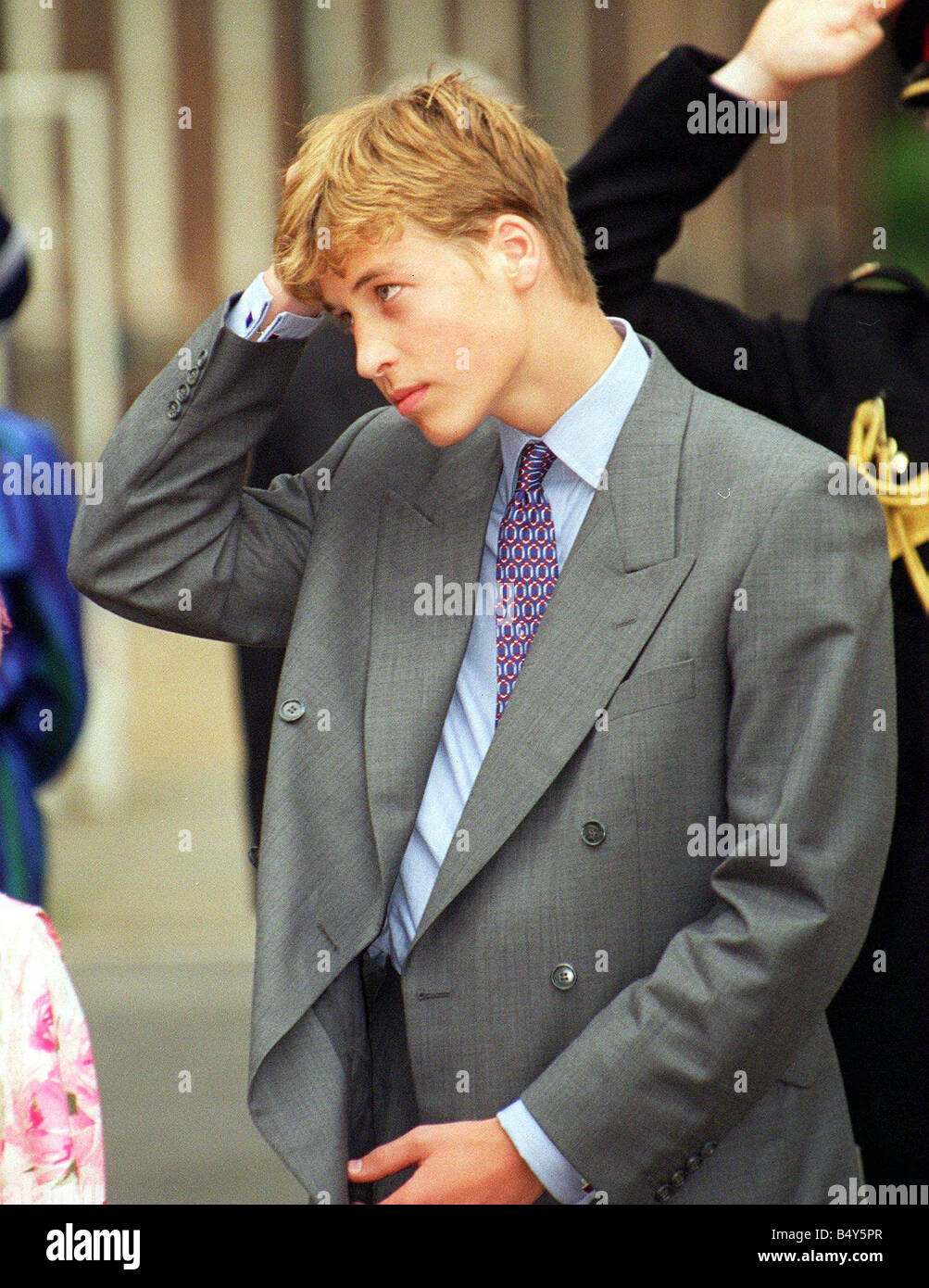 Il principe William al Clarence House sulla regina madre s 97th Birthday Foto Stock