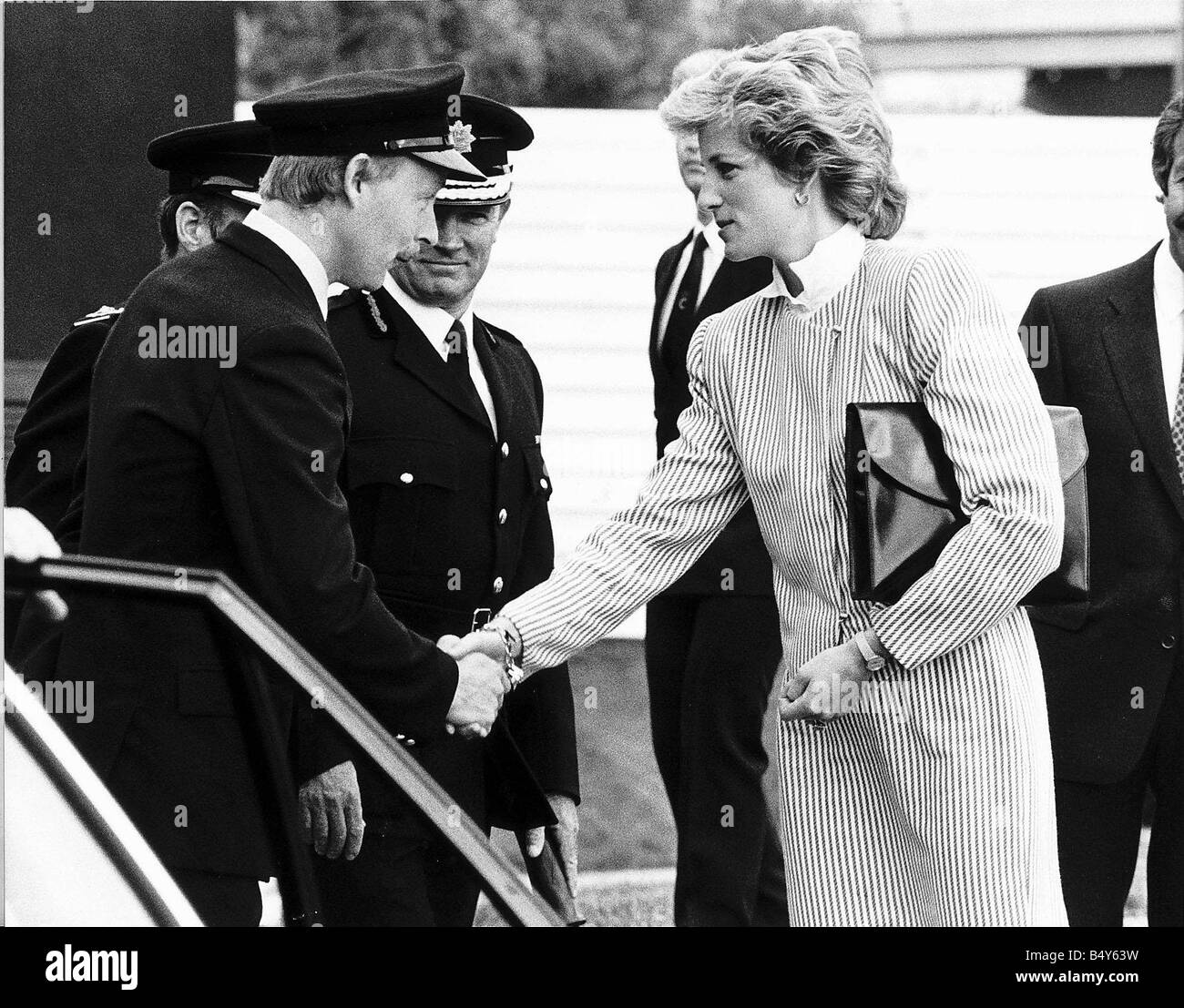 La principessa Diana incontra Fire crew che hanno assistito alla scena dell'incidente aereo all'Aeroporto di Manchester Foto Stock