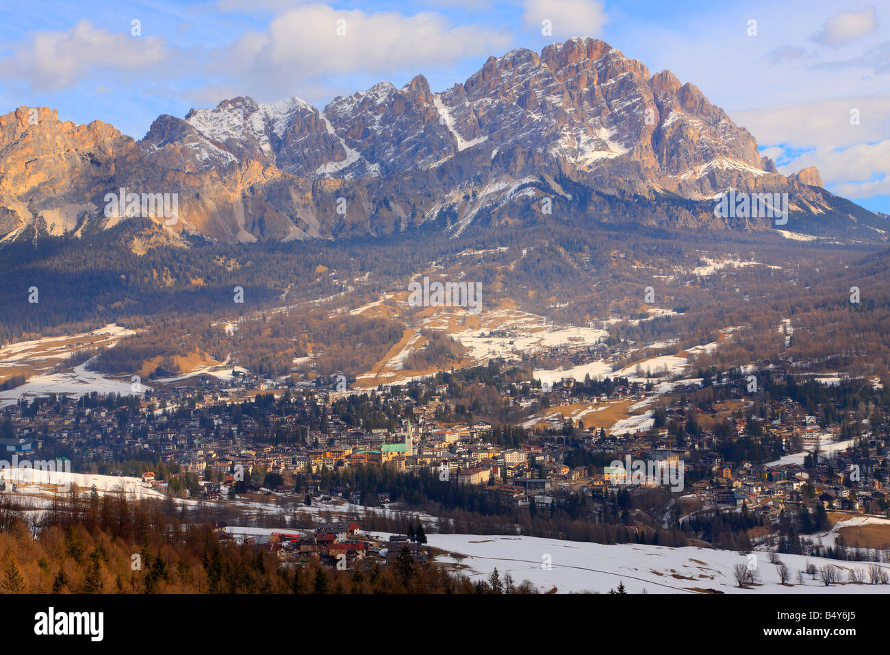 Stazione sciistica di Cortina d'Ampezzo, Dolomiti, Italia Foto Stock