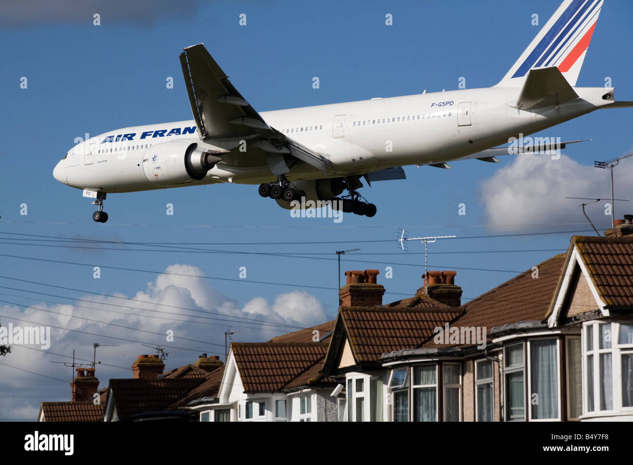 Air France Boeing 777-228(ER) piano l'atterraggio all'aeroporto di Londra. (41) Foto Stock
