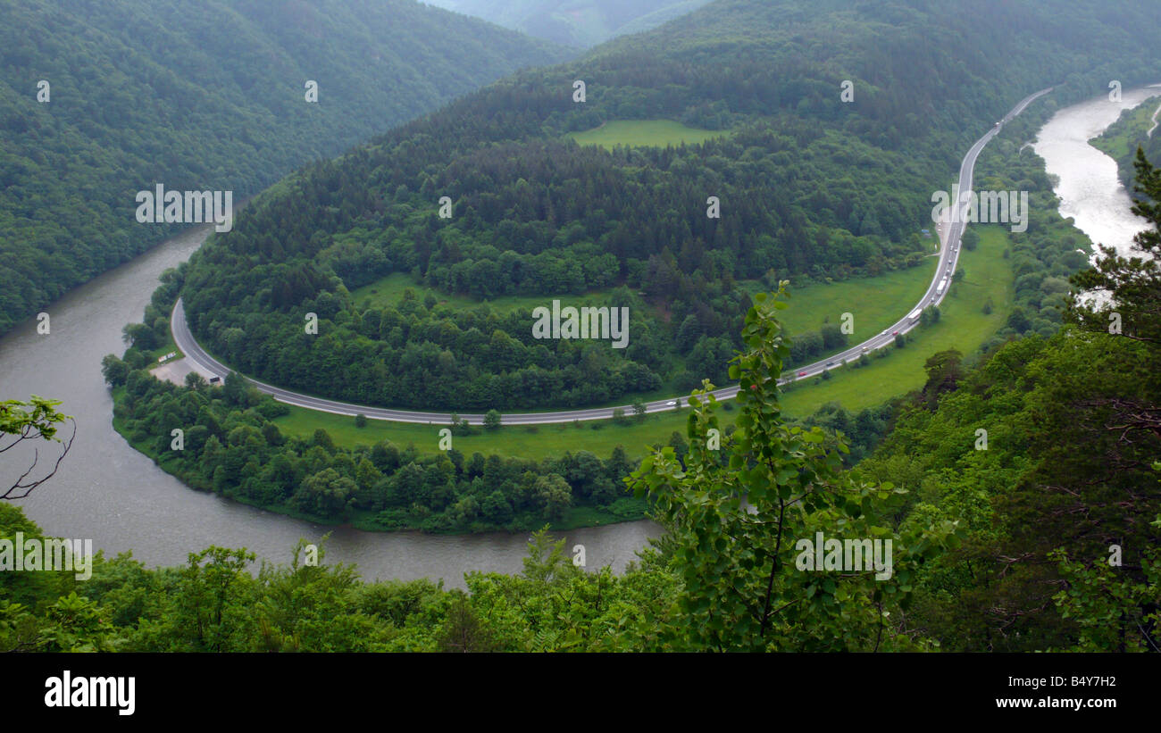 Domasinsky meandro sul fiume theVah in Slovacchia la Mala Fatra montagne. Foto Stock