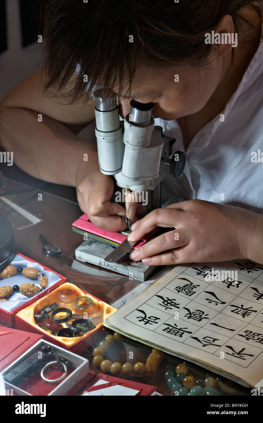 Artigiani cinesi inscrive ideogrammi in miniatura su tablet, Nanjing Museo del Folklore, Nanjing, Cina Foto Stock