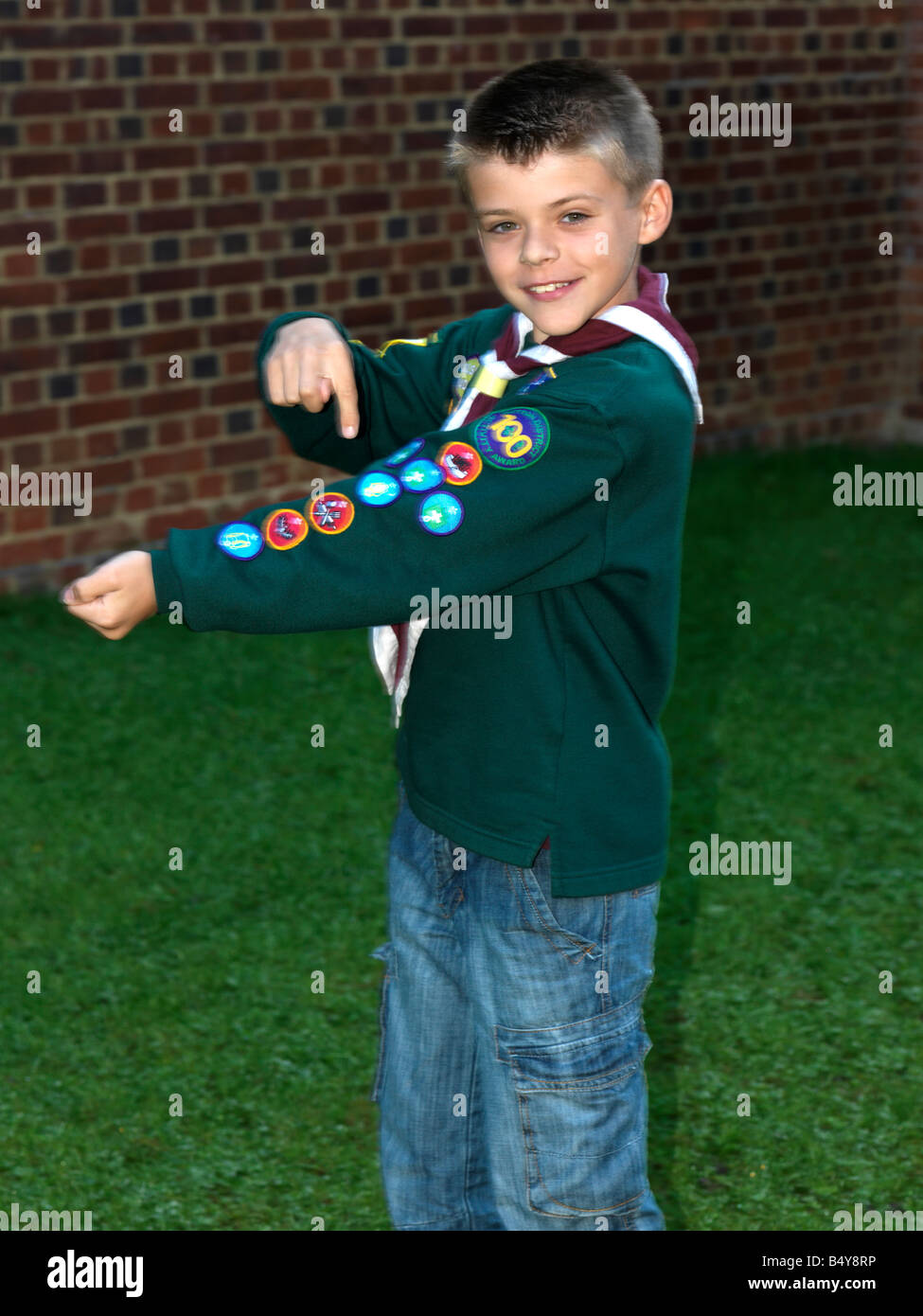 Cub Scout in uniforme con badge Foto Stock