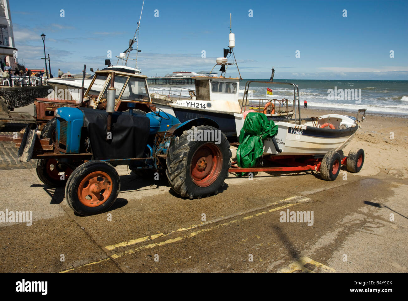 Il trattore e la pesca in barca su uno scalo, Cromer Foto Stock