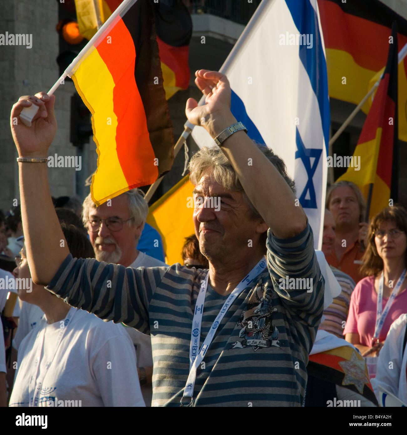 Israele Gerusalemme centro città annuale tradizionale sfilata di Gerusalemme il gruppo tedesco MAN sventolando con il tedesco e bandiera israeliana Foto Stock