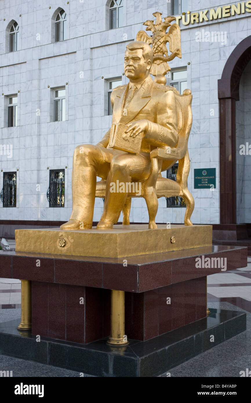 Statua d'oro di Saparmurat Niyazov ex presidente a vita del Turkmenistan, al di fuori del Ministero ad Ashgabat, Turkmenistan Foto Stock