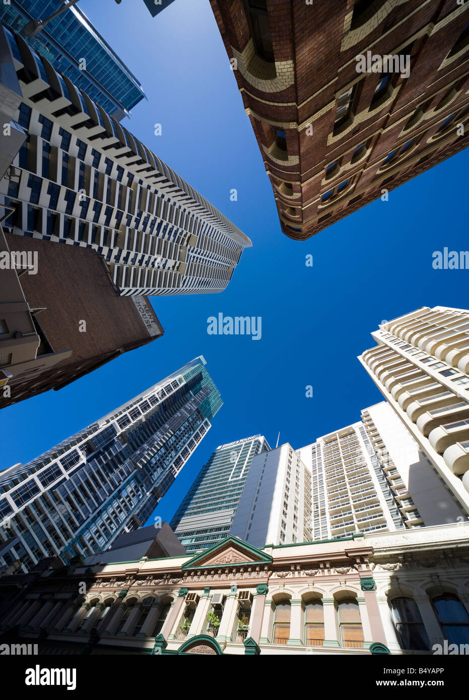 Sydney. Angolo di Liverpool e Kent strade nel quartiere spagnolo, guardando il mondo Tower e Ernst & Young Tower Center. Foto Stock