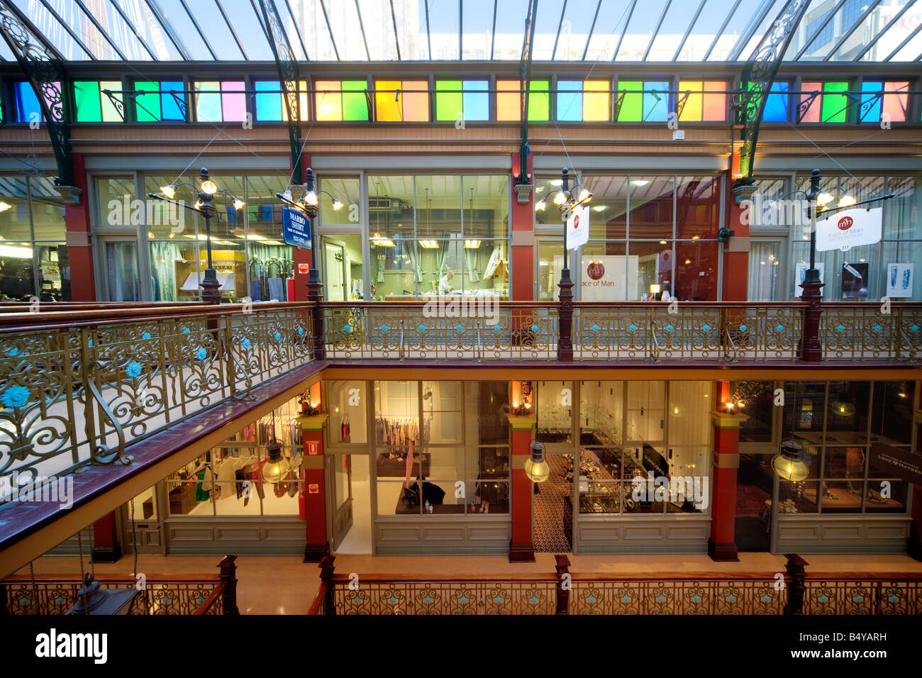 Tradizionale shirt maker e progettista negozi alla moda in stile vittoriano shopping mall il trefolo Arcade, Sydney, NSW, Australia. Foto Stock