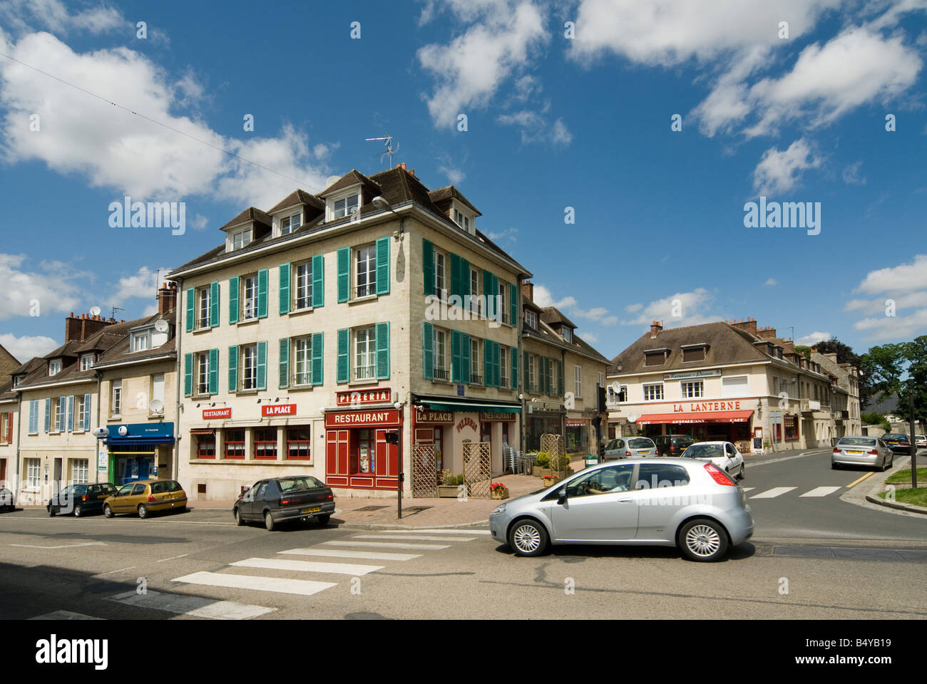 Traffico sulle strade della cittadina francese di Falaise Normandia Francia Foto Stock