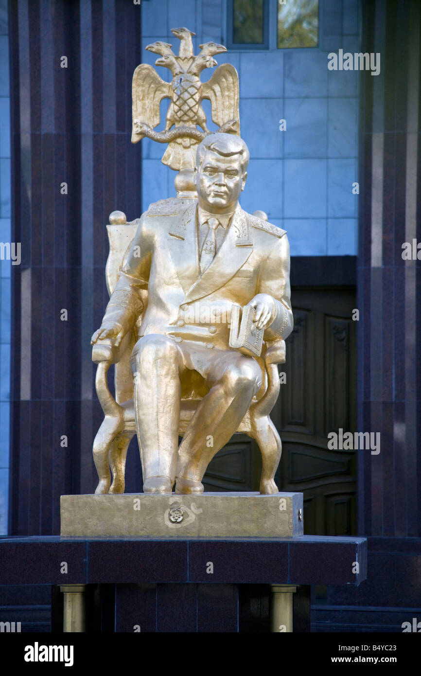 Statua d'oro di Saparmurat Niyazov ex presidente a vita del Turkmenistan, al di fuori del Ministero ad Ashgabat, Turkmenistan Foto Stock