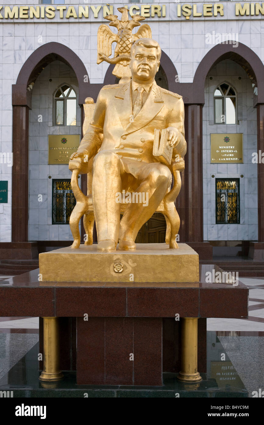 Statua d'oro di Saparmurat Niyazov ex presidente a vita del Turkmenistan, al di fuori del Ministero ad Ashgabat, Turkmenistan Foto Stock