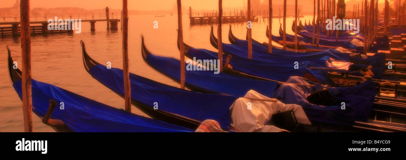 Gondole in tarda serata luce, Venezia, Veneto, Italia Foto Stock
