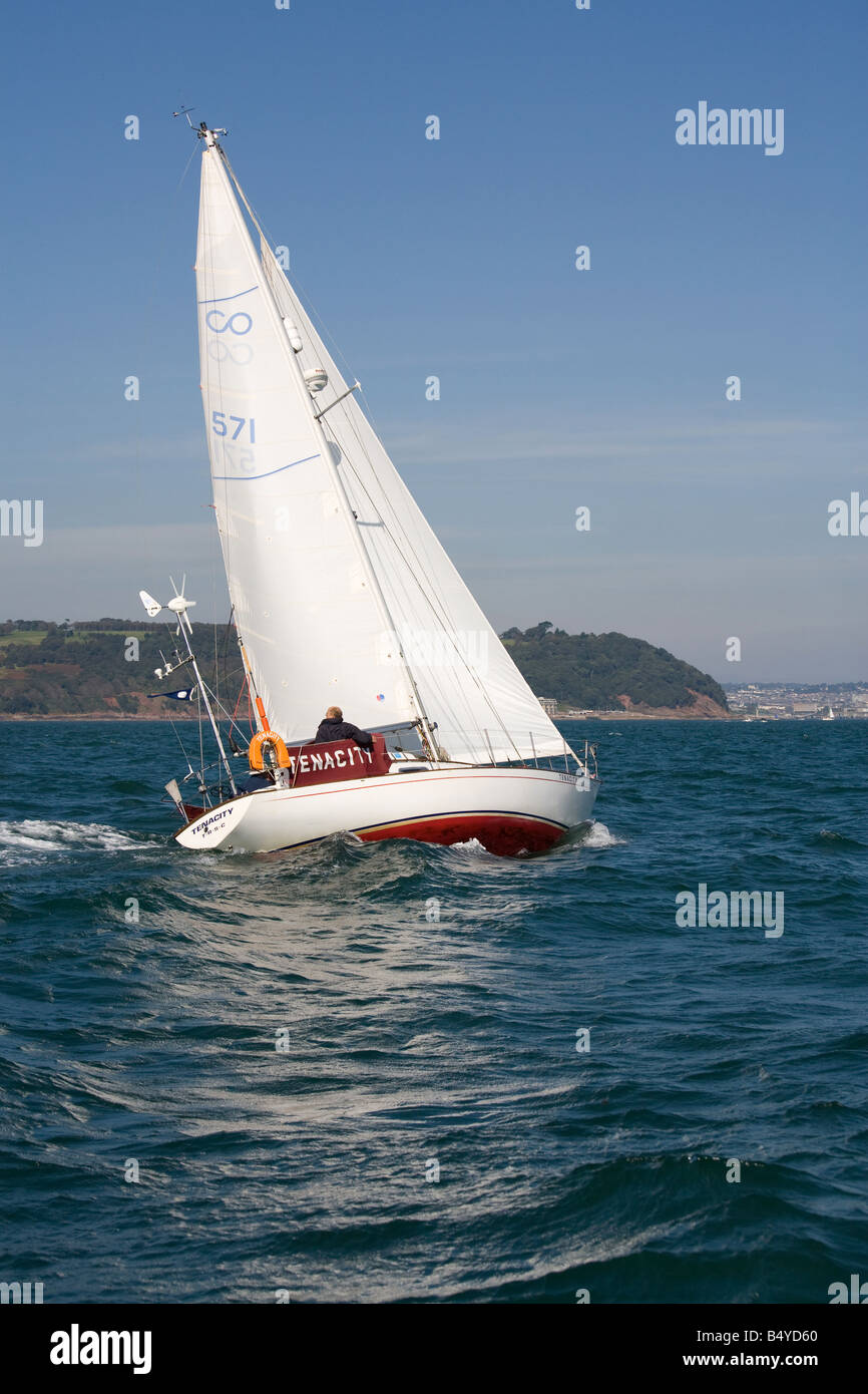 Yacht tenacia facendo vela verso l'ingresso ovest di Plymouth Sound Foto Stock