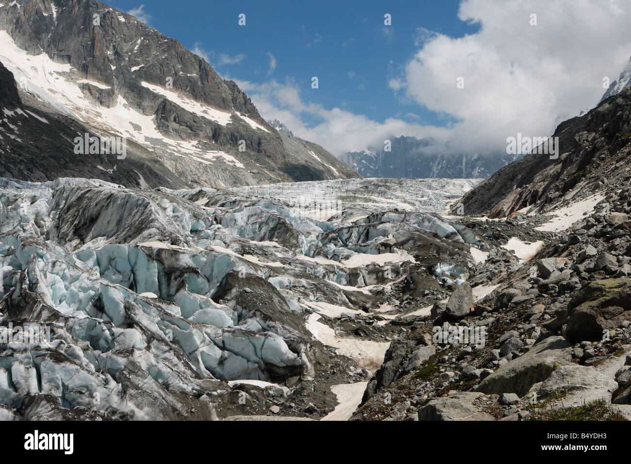 Una vista dell'Argentiere ghiacciaio della valle di Chamonix, preso dalla morena laterale in estate Foto Stock