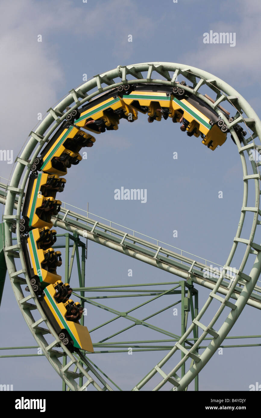 Persone su un rullo-coaster ride Foto Stock