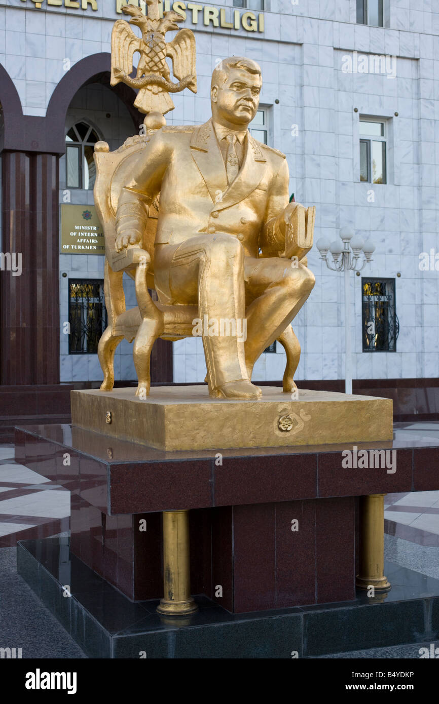 Statua d'oro di Saparmurat Niyazov ex presidente a vita del Turkmenistan, al di fuori del Ministero ad Ashgabat, Turkmenistan Foto Stock