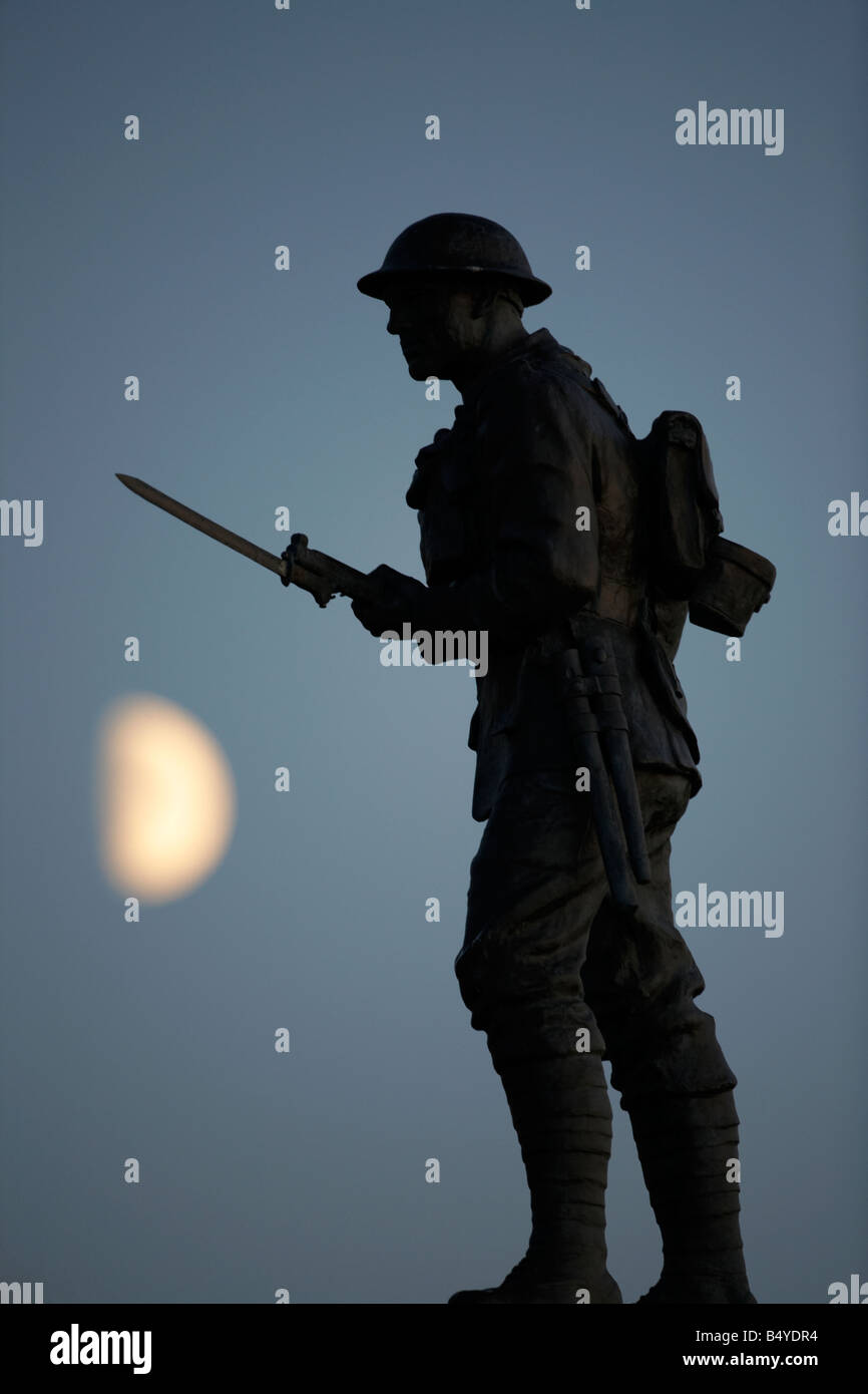 Luna parziale con un incremento di oltre il memoriale di guerra statua della guerra mondiale soldato britannico in portstewart County Londonderry Irlanda del Nord Regno Unito Foto Stock