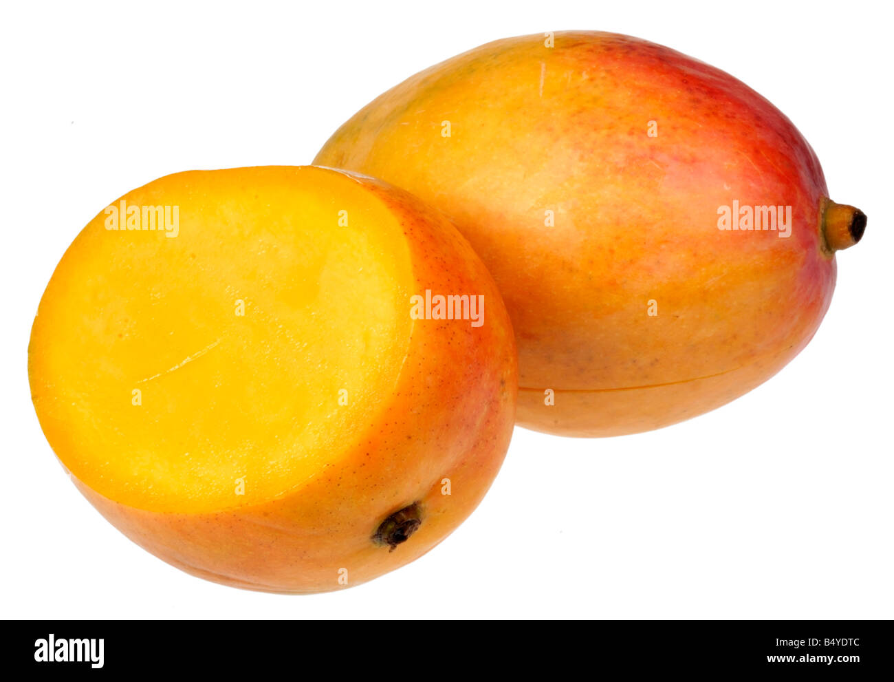 Intero e metà mango tagliati Foto Stock