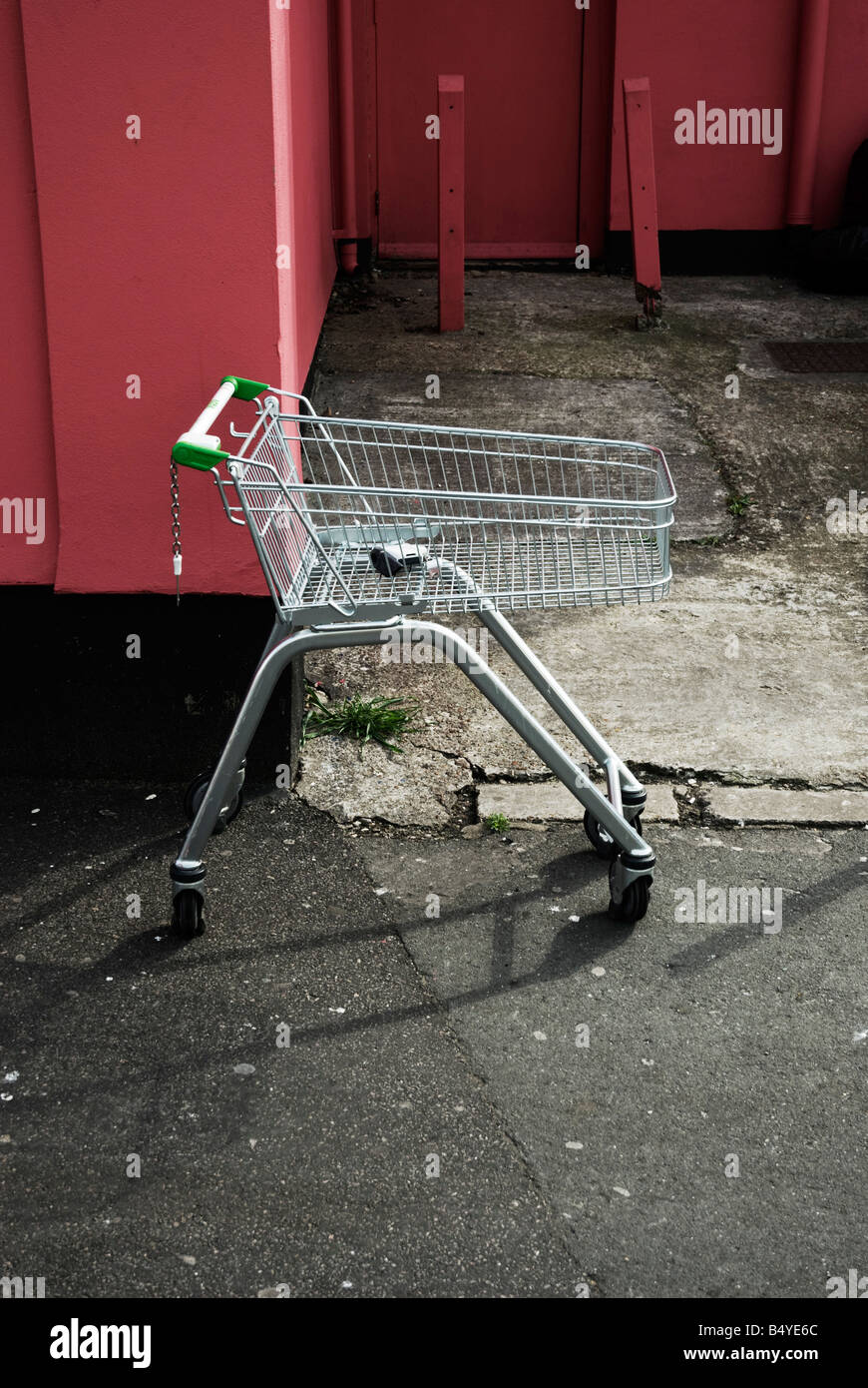 Carrello di shopping a lato dell'edificio Foto Stock