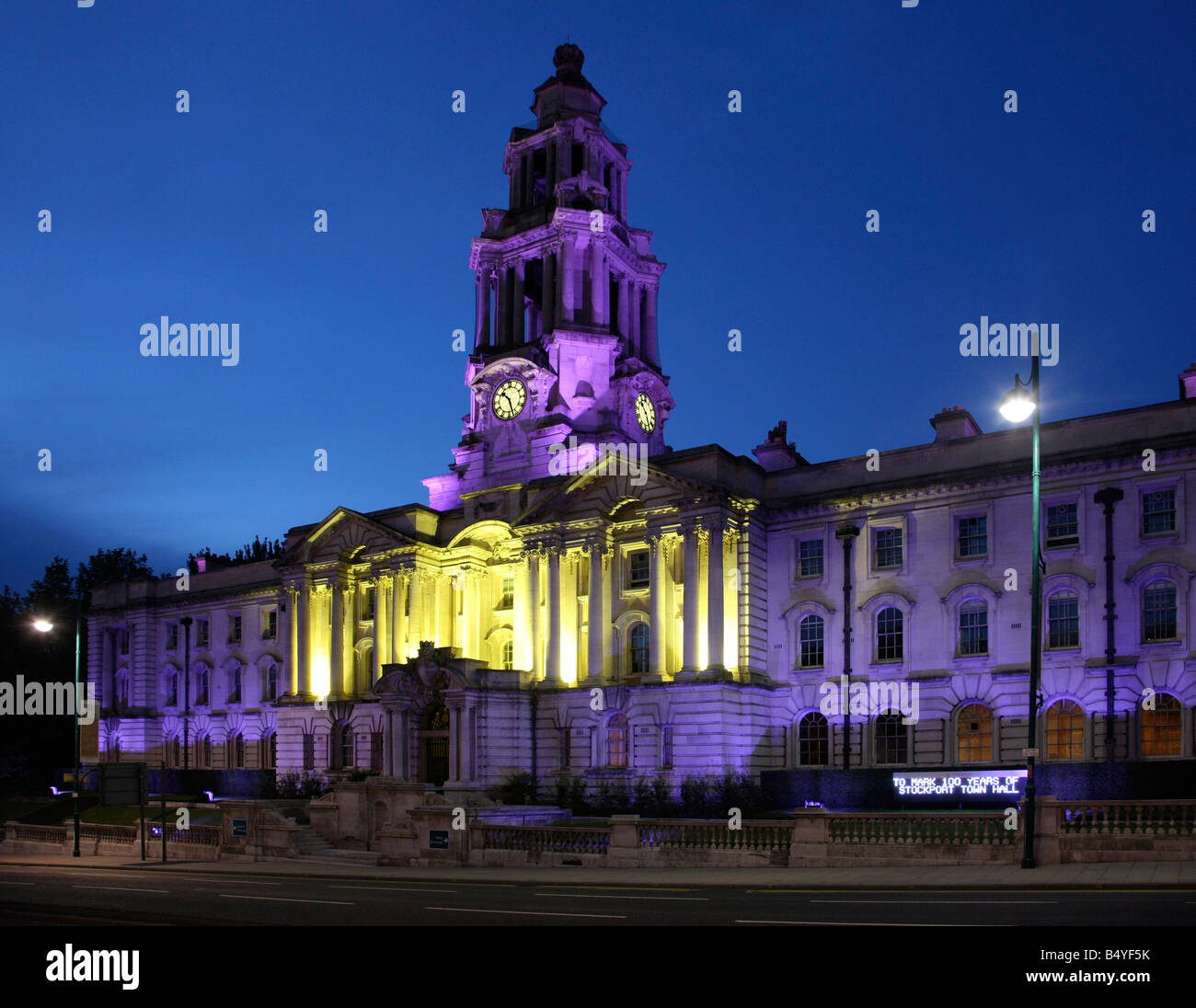 Stockport municipio illuminati come parte del municipio centenario della celebrazione Foto Stock