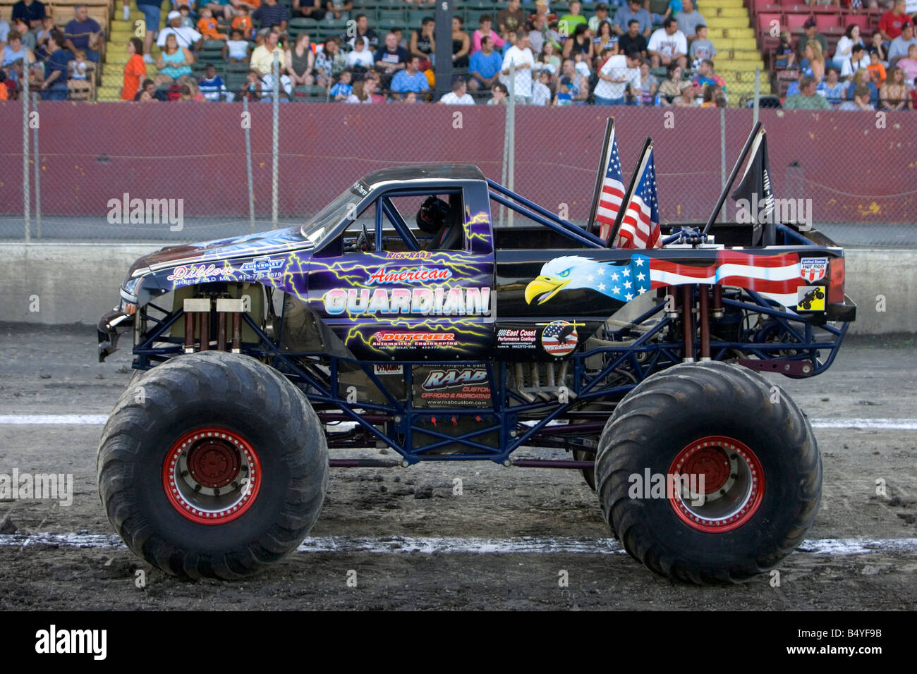 MONSTER TRUCK American custode prima del Monster Truck Challenge all'Orange County Fair di NY Speedway Foto Stock