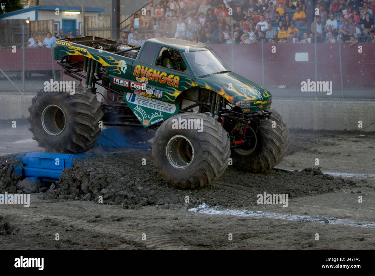 MONSTER TRUCK Avenger concorrenti a il Monster Truck Challenge all'Orange County Fair di NY Speedway Foto Stock