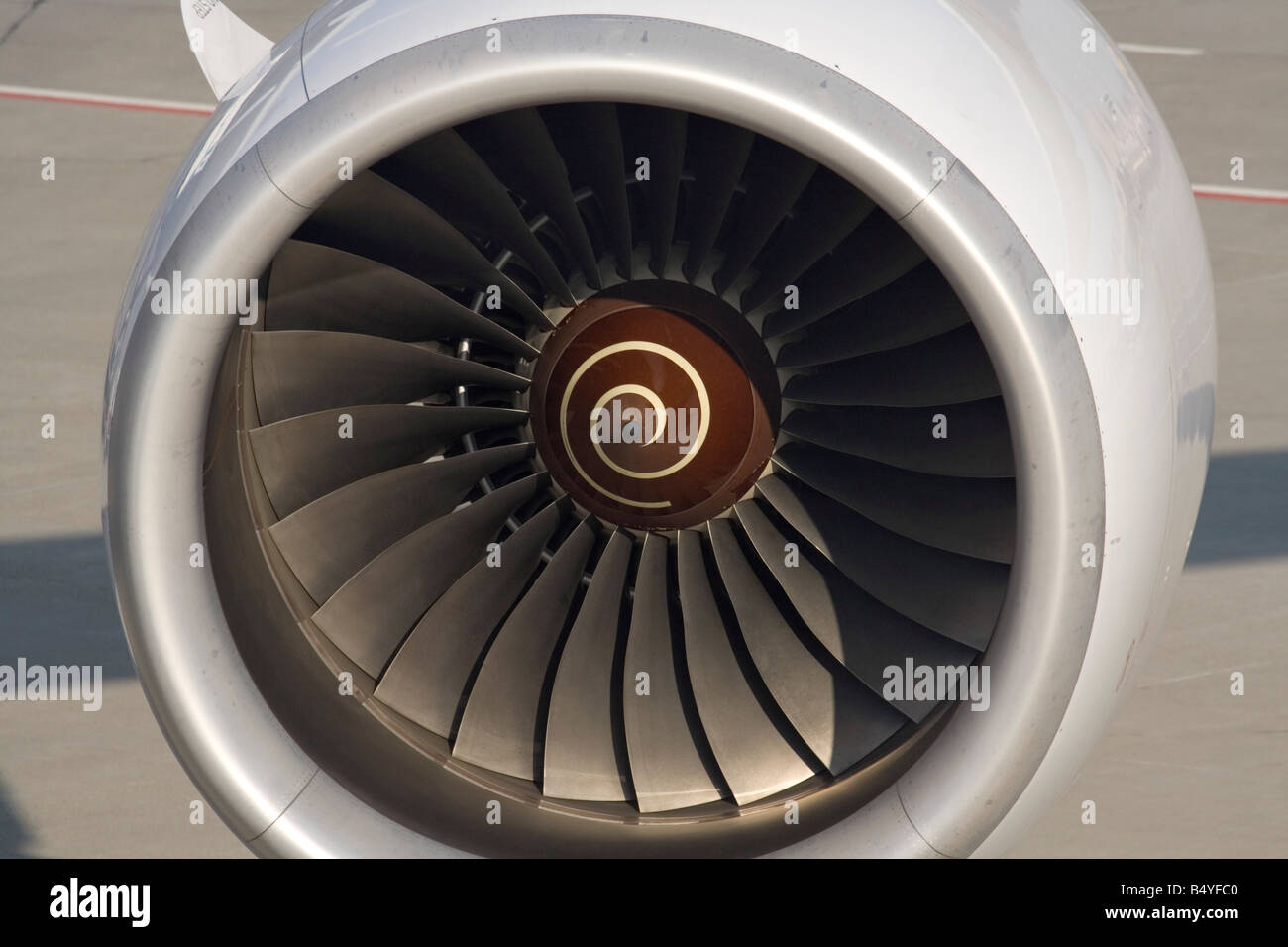 Vista ravvicinata delle pale del ventilatore in un aereo jet motore di aspirazione dell'aria. Nessun sistema proprietario dettagli visibili. Foto Stock