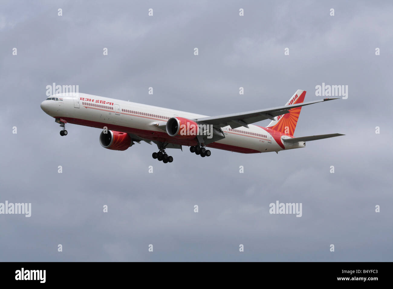 Air India Boeing 777-300ER long haul jet del passeggero aereo all'arrivo a Heathrow Foto Stock