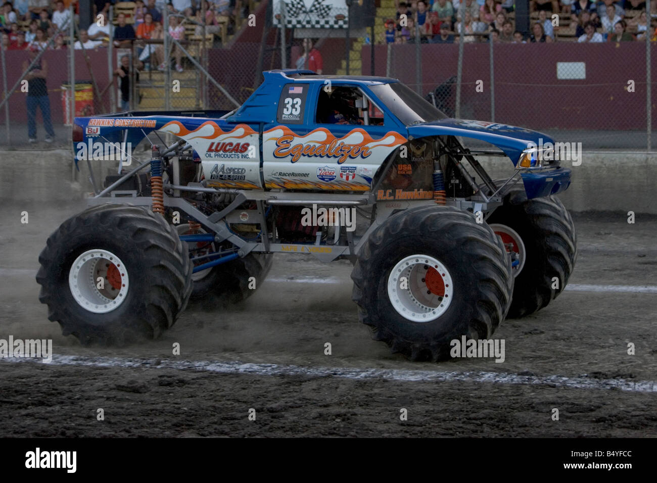 MONSTER TRUCK equalizzatore a concorrenti il Monster Truck Challenge all'Orange County Fair di NY Speedway Foto Stock